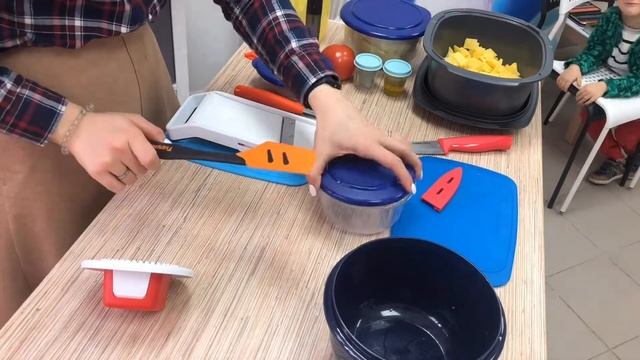 Борщ в кастрюле УльтраПро Tupperware в микроволновой печи смотреть онлайн