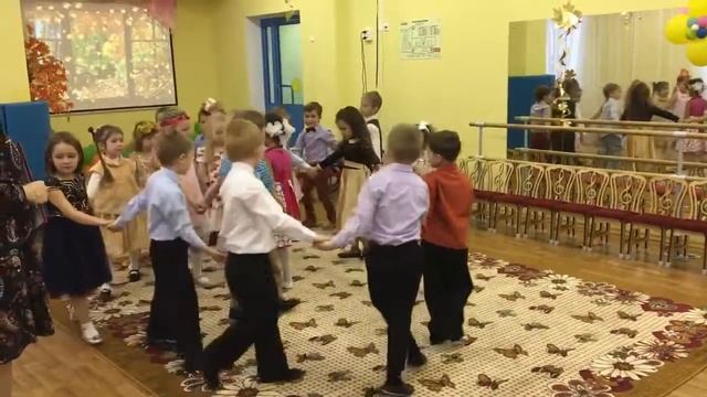 Хоровод на празднике осени у Саши смотреть онлайн