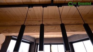 Трековые светильники в доме из бруса