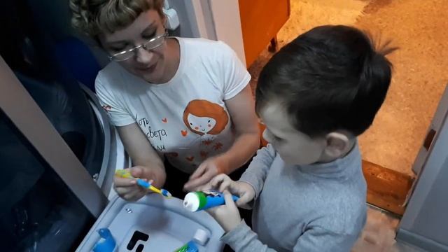 Валерик пробует новую пасту Glister Kids