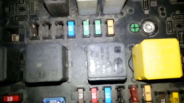 Opel Astra H 2004. Щелкает реле в блоке предохранителей. смотреть онлайн