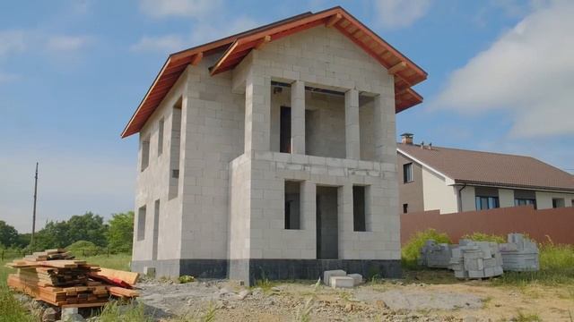 Обзор дома из газоблока 185м2 с эркером в главном фасаде