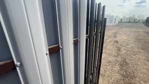 Штакетник - цвет двухсторонний (RAL) 7004 (серый) и 7024 (мокрый асфальт). Шахматка.