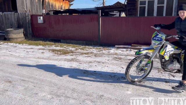 Школьник учится крутить пятаки, Учу малого крутить пятаки на KAYO K1 250 MX