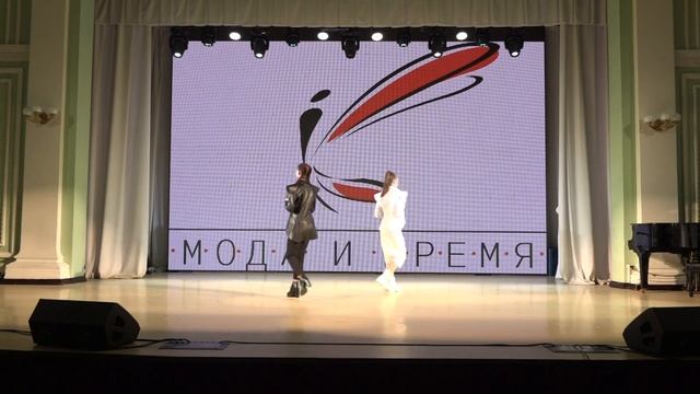 205595 Коллекция костюмов ХОД КОРОЛЕВОЙ театр моды КУРАЖ смотреть онлайн