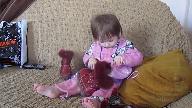Даша Кузнецова 1,5 годика одевается гулять. смотреть онлайн