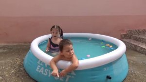 Купаемся в бассейне,лопаем КАПИТОШКИ шарики с водой