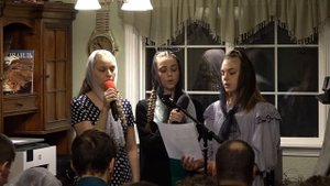 Босые ноги, горячий песок