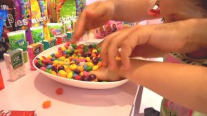 Диана и папа играют в Салон Красоты из конфет