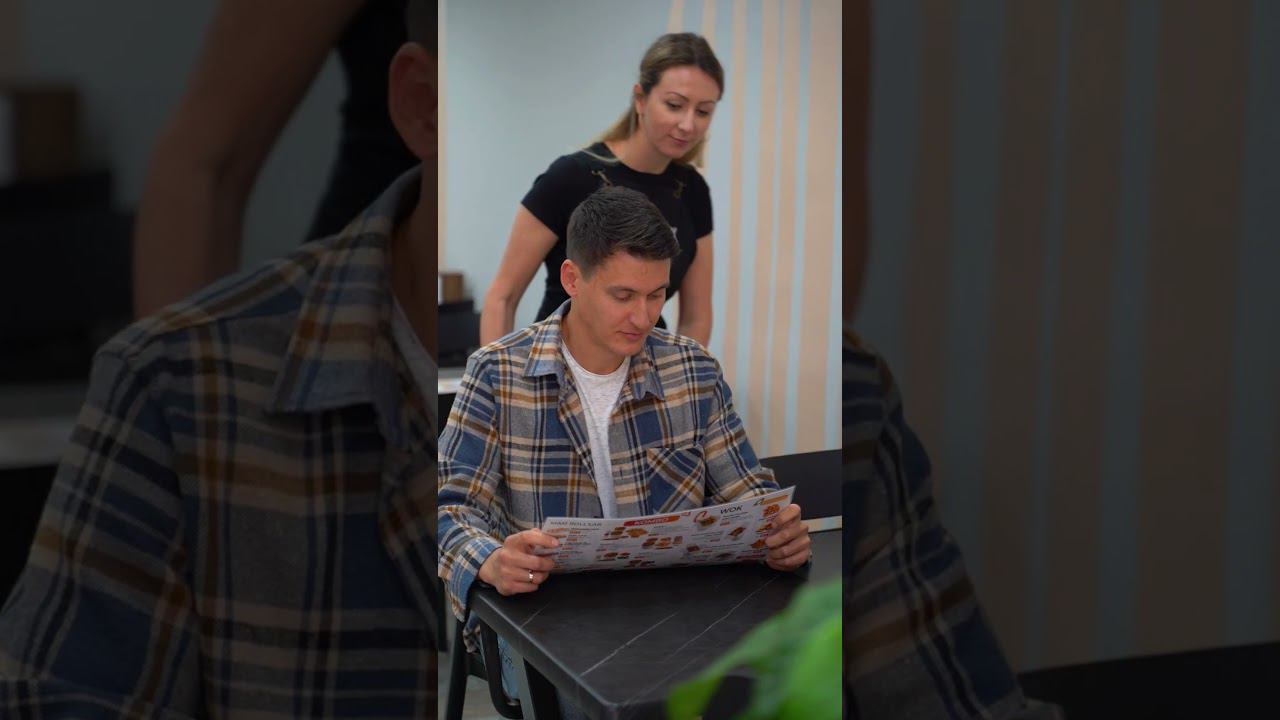 Мучительный и долгий выбор позиций в меню ресторана смотреть онлайн