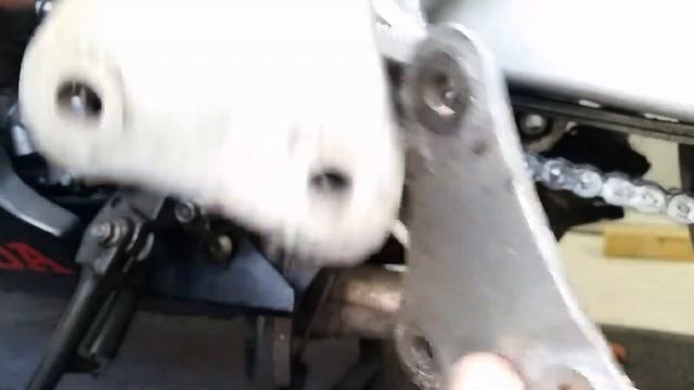 how to replace the rear shock plates on a Honda vfr 750 смотреть онлайн