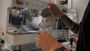 Работа бариста за баром / готовлю напитки / Бариста из Сибири ☕️