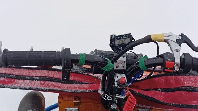 Работа снегоочистителей на мини снегоходе Хаски по целине на Каме смотреть онлайн