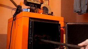 Чистим теплообменник в твердотопливном котле.