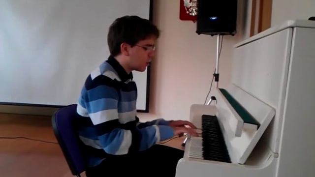 Парень круто поёт и играет на пианино talking to the moon смотреть онлайн