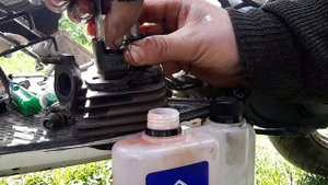 Honda tact заклинило двигатель меняем поршневую часть 2