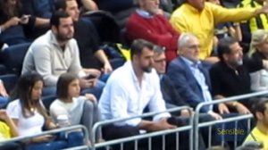 Mehmet Okur taraftarı olduğu takımın maçına gelir, herkesten ilgi görür