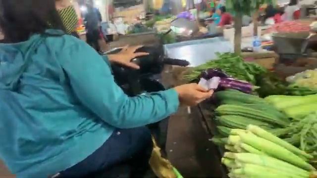 Belanja hemat mingguan di pasar tradisional II Disabled girl grocery shopping struggles