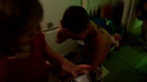 Девочка подстригла мальчика