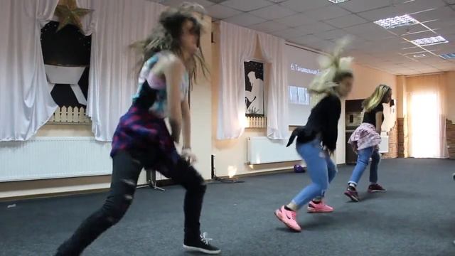 Кристина & Co проявляет жестокость в танце смотреть онлайн