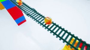 Шарики катаются по лабиринту_видео для детей_2023_5