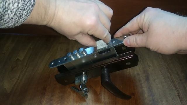 Замена защелки на врезном замке AVERS ВЗ 4-1-8 смотреть онлайн