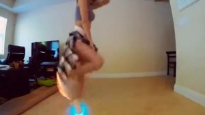 Девушка классно танцует шафл