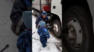 Как снять колесо. Дети откручивают гайку на колесе грузовика "мясорубкой".