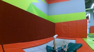 Прыжок на Спину (со спины на спину)! Прыжки на Батуте! Обучалка #2