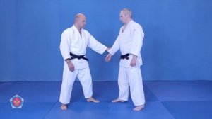 (Удэ хишиги удэ гатамэ) Ude hishigi ude gatame - рычаг локтя внутрь прижимая руку к ключице в стойк