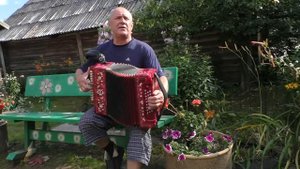 А жизнь моя течет и катится. В деревне на скамеечке.