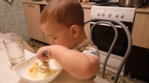 Со скольки дети кушают ложкой сами???? полтора года Костику