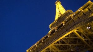 Эйфелева башня ночью в огнях. Франция. Париж. Едим к Эйфелевой башне