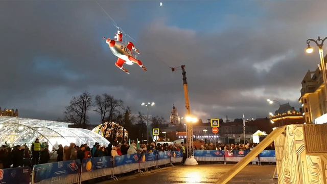 Москва. Новый год 2020. Он прилетел! Дед мороз над Театральной площадью)))) смотреть онлайн