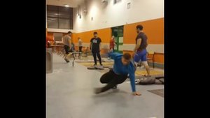 Илья Ильин станцевал брейк-данс, назвав это отличной разминкой перед свиданием со штангой.