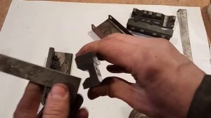 Приспособления на слесарные тиски: призмы и листогиб.