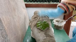 Декоративный Кувшин из Цемента с Виноградными Листьями