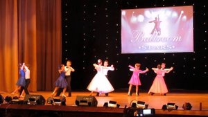 танцуют дети медленный вальс. children dance slow waltz.
