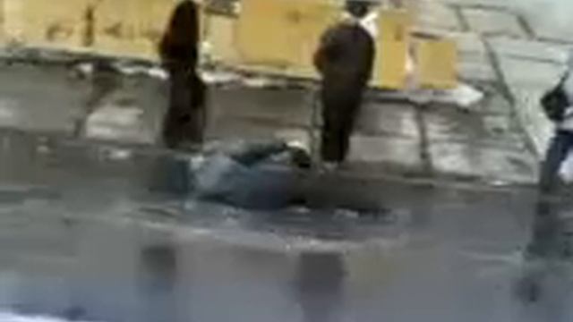 Почему же, почему же я лежу в холодной луже? смотреть онлайн