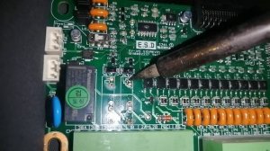 Плата частотного преобразователя с релюшками iv5L. Замена реле.