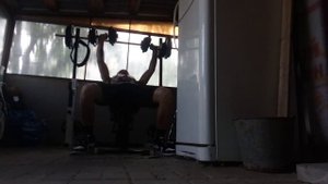 Тренировка плеч на наклонной скамье гантелями