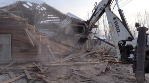 Демонтаж насыпного частного дома трактором- 0. Снос дома экскаватором погрузчиком