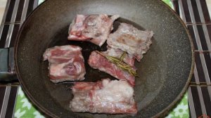 Свиные ребра жареные с травами и грибами