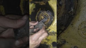 Откручиваем гайку фланца хвоставика заднего моста на к 700