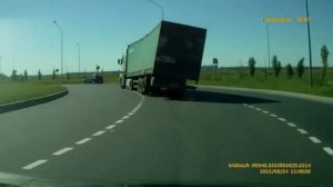 Фура перевернулась на повороте