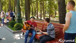 Я зелёную фуражку берегу.