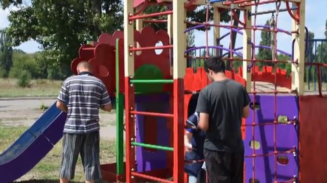 Детская площадка на площади Трофимова засияла новыми красками смотреть онлайн