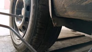 Неприятный скрежет при повороте руля на лево на неровности. Лада приора. #приора#скрежет#подвеска