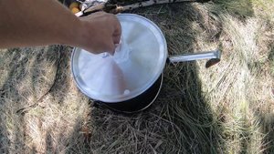 Походный суп на костре картошка с тушёнкой, грибами, морковкой и луком