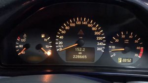 Мерс 210 в чем причина прыгает тахометр и термостат